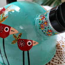 Charger l'image dans la galerie, Bouilloire en fer peinte à la main avec des motifs d'oiseaux stylisés