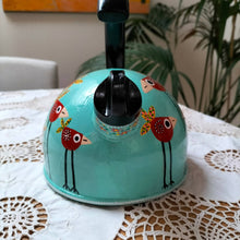 Charger l'image dans la galerie, Bouilloire en fer peinte à la main avec des motifs d'oiseaux stylisés