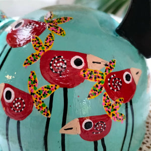 Bouilloire en fer peinte à la main avec des motifs d'oiseaux stylisés