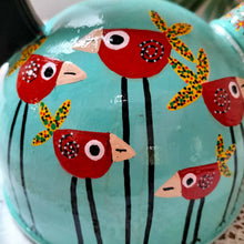 Charger l'image dans la galerie, Bouilloire en fer peinte à la main avec des motifs d'oiseaux stylisés
