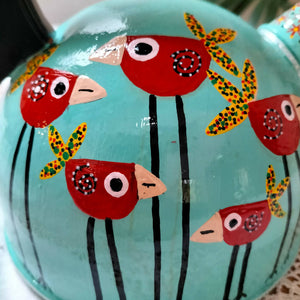 Bouilloire en fer peinte à la main avec des motifs d'oiseaux stylisés