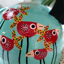 Charger l'image dans la galerie, Bouilloire en fer peinte à la main avec des motifs d'oiseaux stylisés