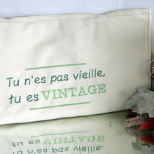 Charger l&#39;image dans la galerie, &quot;Tu n&#39;es pas vieille, tu es vintage&quot; Tote bag brodé fait main