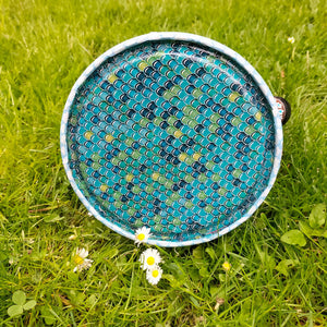 Bouilloire en fer peinte à la main fleurs blanches sur fond marron