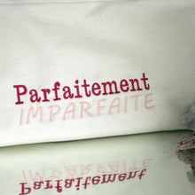 Charger l&#39;image dans la galerie, &quot;Parfaitement imparfaite&quot; Tote bag brodé fait main en France