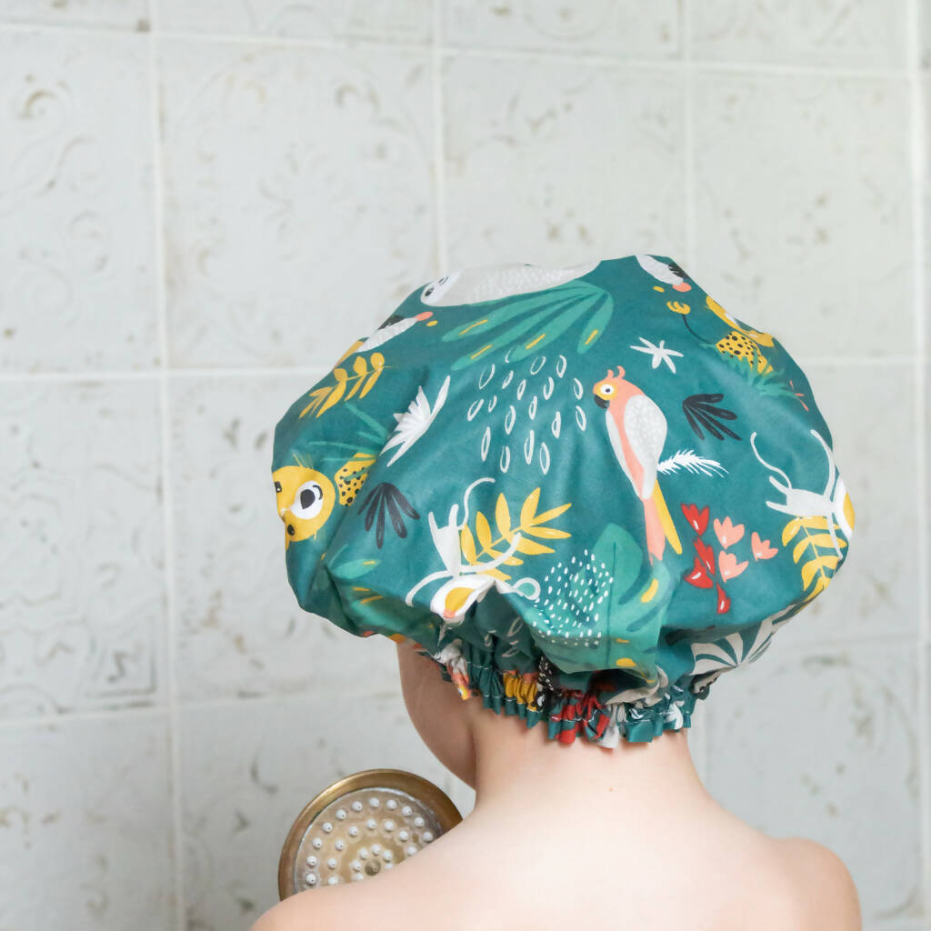 la charlotte de douche est utilisée pour protéger les cheveux sous la douche  et dans le bain
