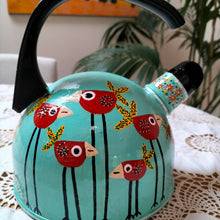 Charger l&#39;image dans la galerie, Bouilloire en fer peinte à la main avec des motifs d&#39;oiseaux stylisés