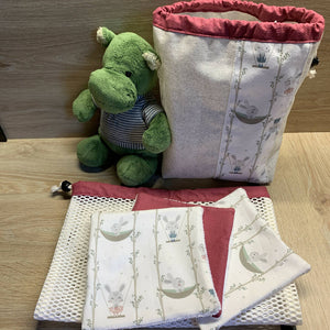 Lot de lingettes bébé avec son sac assorti et son filet de lavage