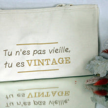 Charger l&#39;image dans la galerie, &quot;Tu n&#39;es pas vieille, tu es vintage&quot; Tote bag brodé fait main