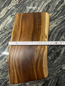 Planche à découper avec bords naturels/live Edge fabriquée artisanalement en bois de prunier