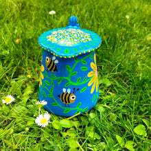 Charger l&#39;image dans la galerie, Cafetiére bleue fleurs et abeilles décorée à la main