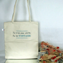 Charger l&#39;image dans la galerie, &quot;Tu n&#39;es pas vieille, tu es vintage&quot; Tote bag brodé fait main