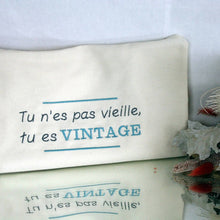 Charger l&#39;image dans la galerie, &quot;Tu n&#39;es pas vieille, tu es vintage&quot; Tote bag brodé fait main