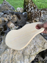 Charger l&#39;image dans la galerie, Planche à découper avec poignée en forme d&#39;œillet fabriquée artisanalement en bois de frêne