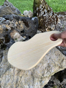 Planche à découper avec poignée en forme d'œillet fabriquée artisanalement en bois de frêne