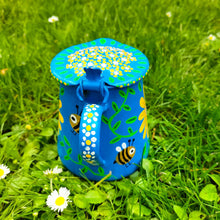 Charger l&#39;image dans la galerie, Cafetiére bleue fleurs et abeilles décorée à la main