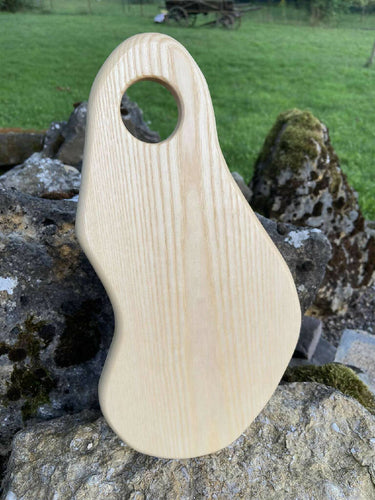 Planche à découper avec poignée en forme d'œillet fabriquée artisanalement en bois de frêne