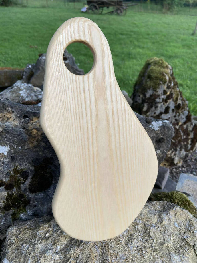 Planche à découper avec poignée en forme d'œillet fabriquée artisanalement en bois de frêne