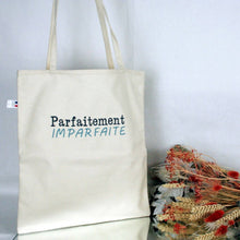 Charger l&#39;image dans la galerie, &quot;Parfaitement imparfaite&quot; Tote bag brodé fait main en France