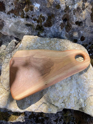 Planche à découper avec poignée en forme d'œillet fabriqué artisanalement en bois de prunier